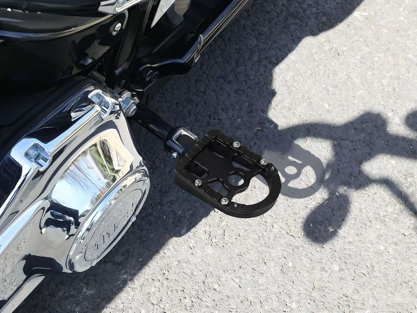 Motorcycle Footpegs Passenger Footrest Foot Pegs For Harley Softail Breakout Fat Bob Fat Boy Low Rider S Street Bob 2018-2025