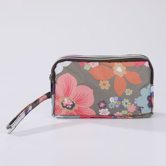 The fashionable lady's clutch and mobile phone bag are rich in floral patterns and elements, and the fabric is soft