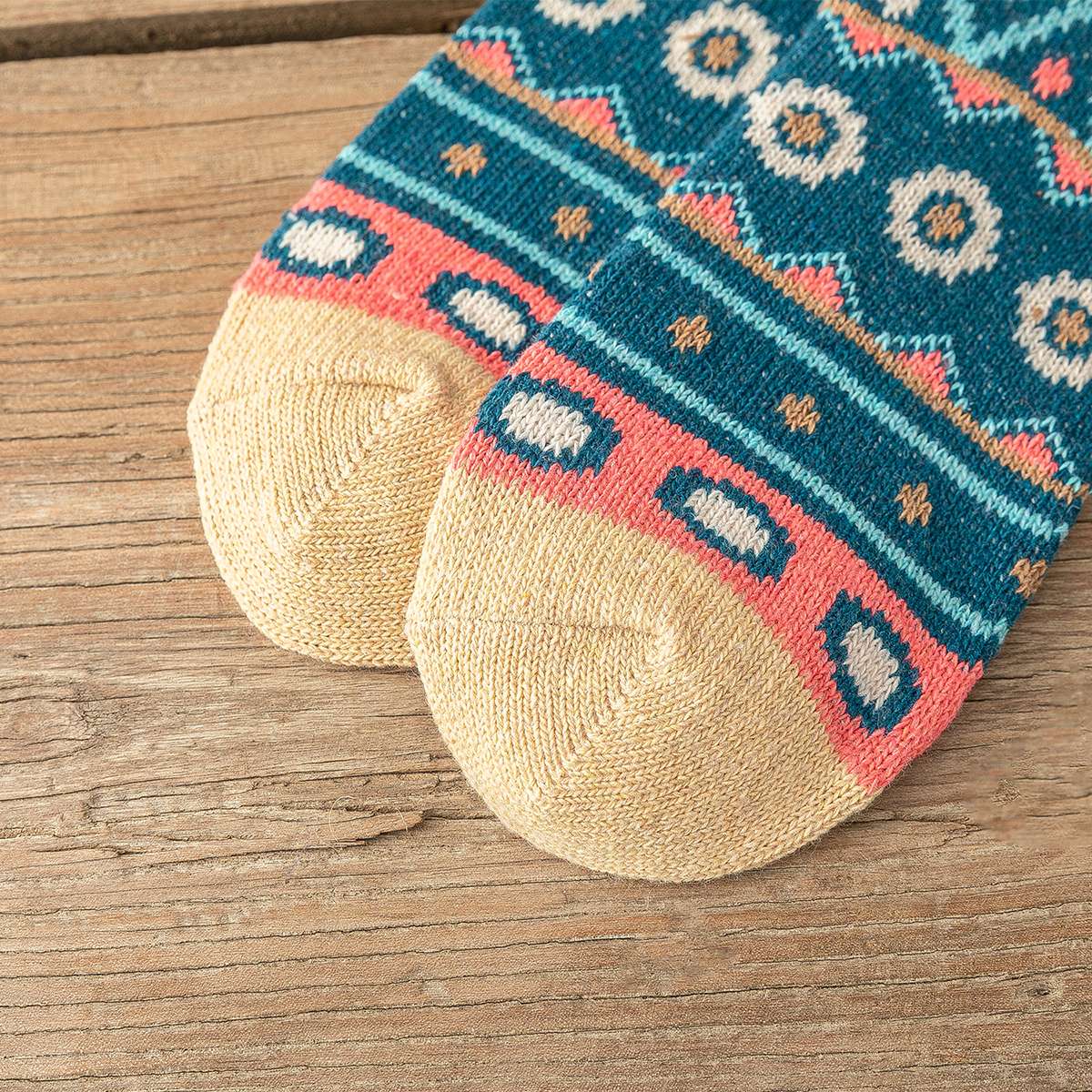 5 Pairs New Man Women Thick Winter Warm Socks Retro Style Dot Wave Pattern Couple Models Free Size