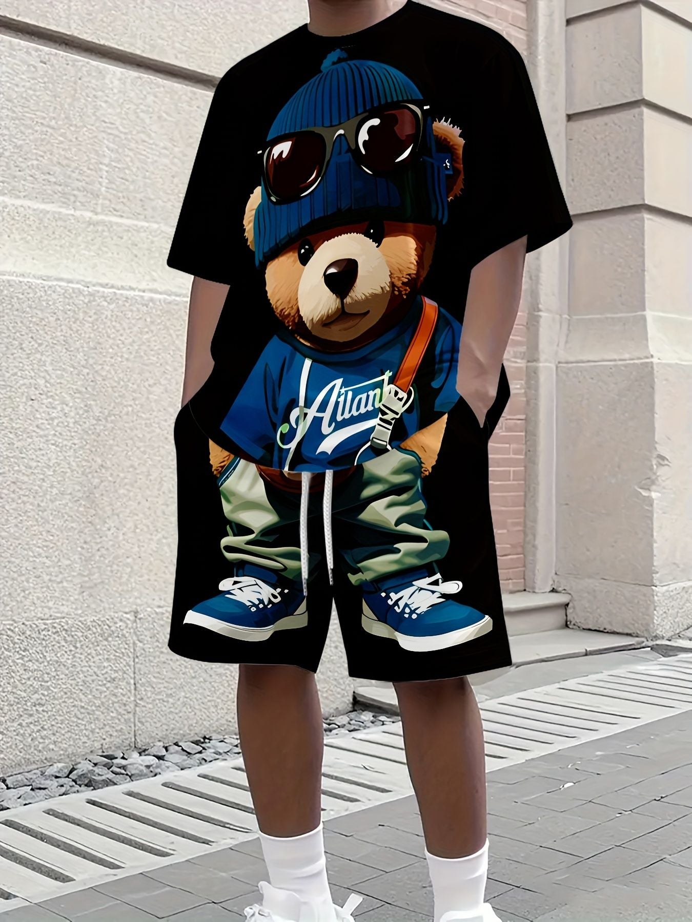 The 2025 summer new men's suit features a retro Teddy bear printed round-neck T-shirt and shorts, knitted polyester men's wear