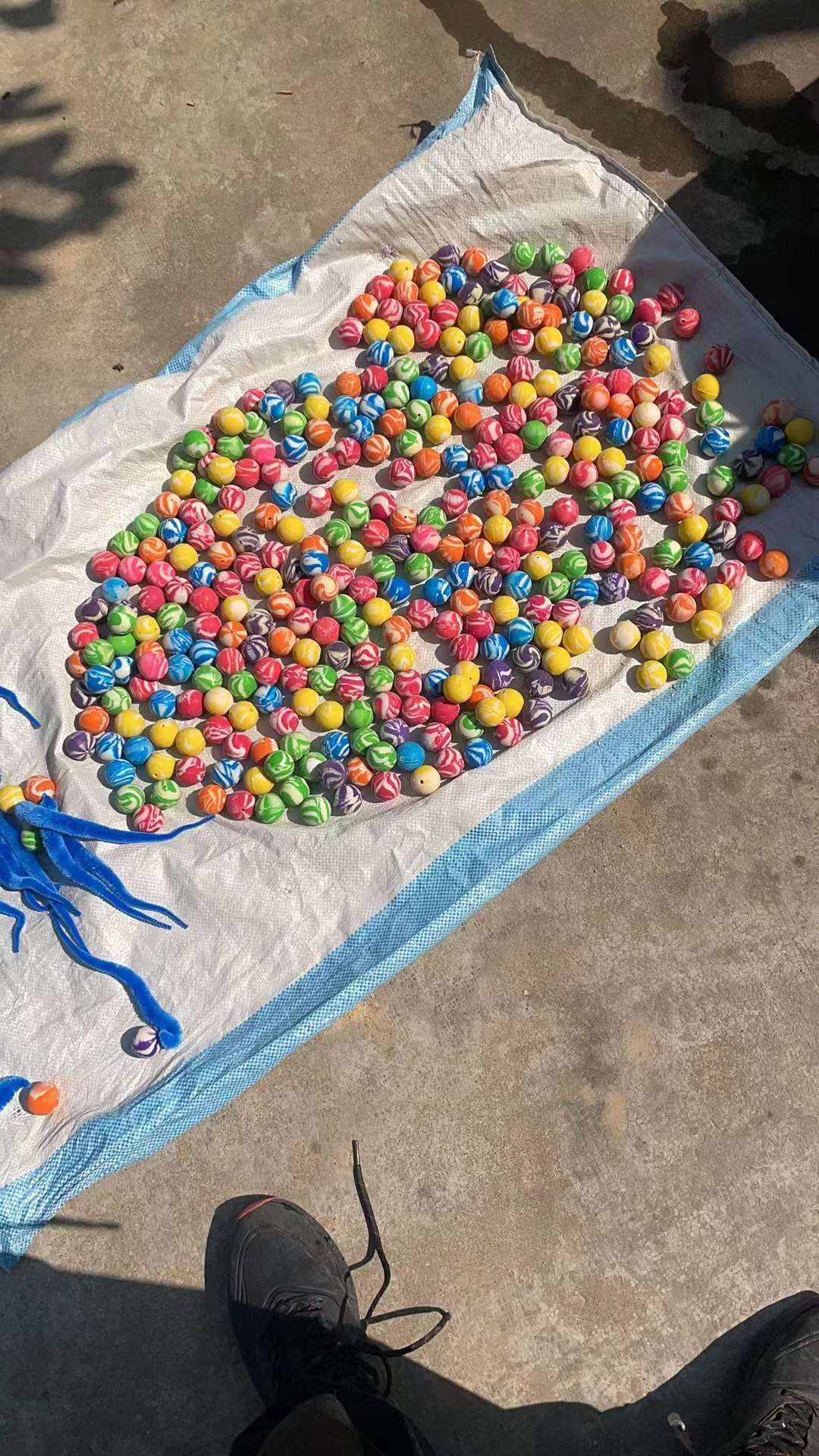 Brinquedos interativos para gatos: Bola saltitante colorida Tickle Cat, suprimentos para pets, brinquedo elástico de minhoca/lagarta para gatos, quebra-cabeça provocador para ambientes internos