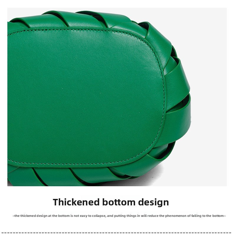 2025 new large-capacity handheld triangular clip bag with diamond-pattern weave