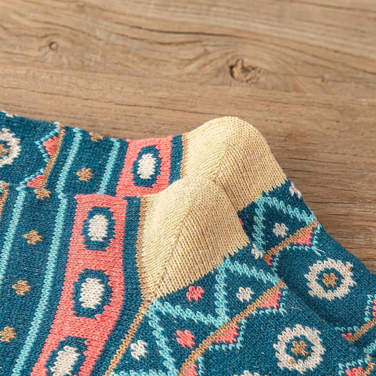 5 Pairs New Man Women Thick Winter Warm Socks Retro Style Dot Wave Pattern Couple Models Free Size
