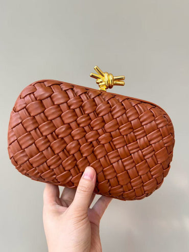 2025 fashion new ladies clutch bag high sense niche design woven bag elegant dinner clutch shoulder slung chain fashion high qua