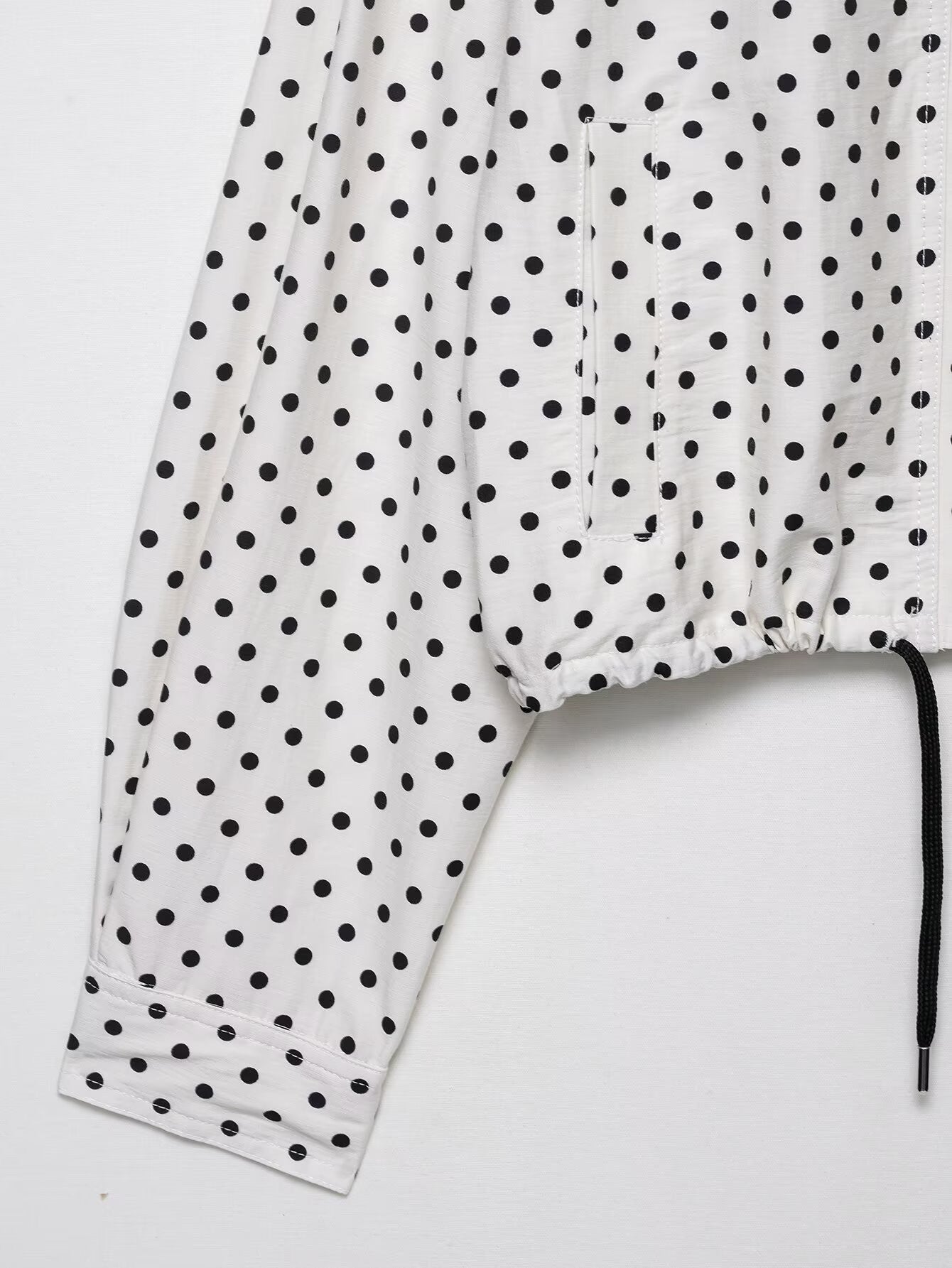 HH Casaco Feminino de Outono de Manga Comprida com Gola Alta e Zíper com Bolsos e Cordão Casual Feminino Moderno com Estampa de Bolinhas