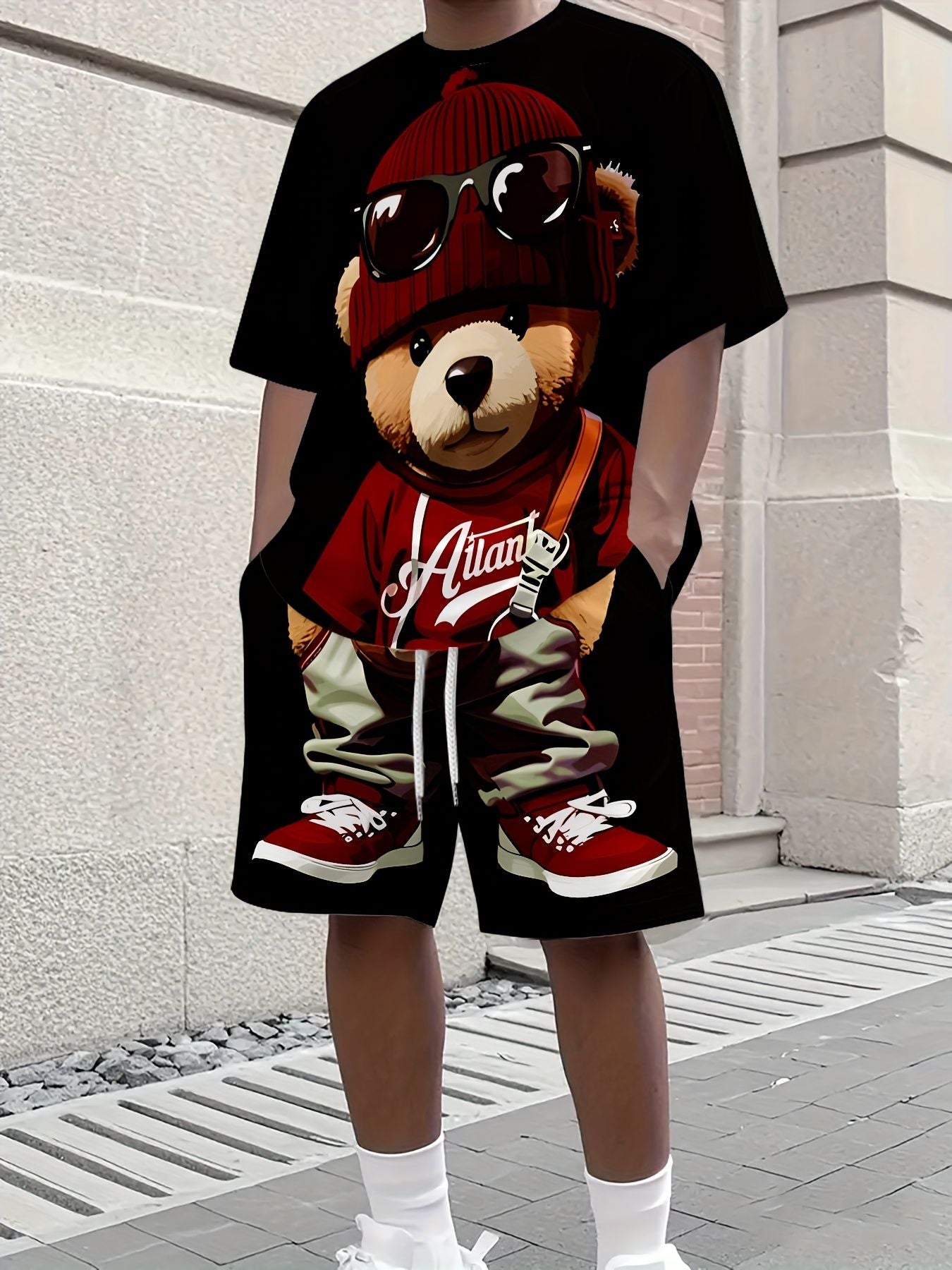 The 2025 summer new men's suit features a retro Teddy bear printed round-neck T-shirt and shorts, knitted polyester men's wear