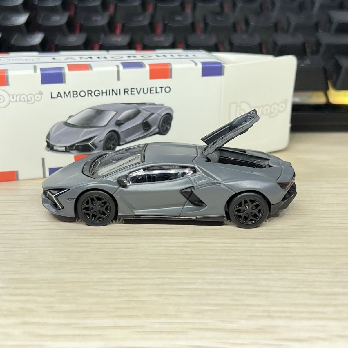 Liquidação Bburago Série 1:64 Ferrari Sp3 812c Lamborghini Bugatti Bolide Liga Miniatura Diecast Carros Brinquedos Presente para Crianças
