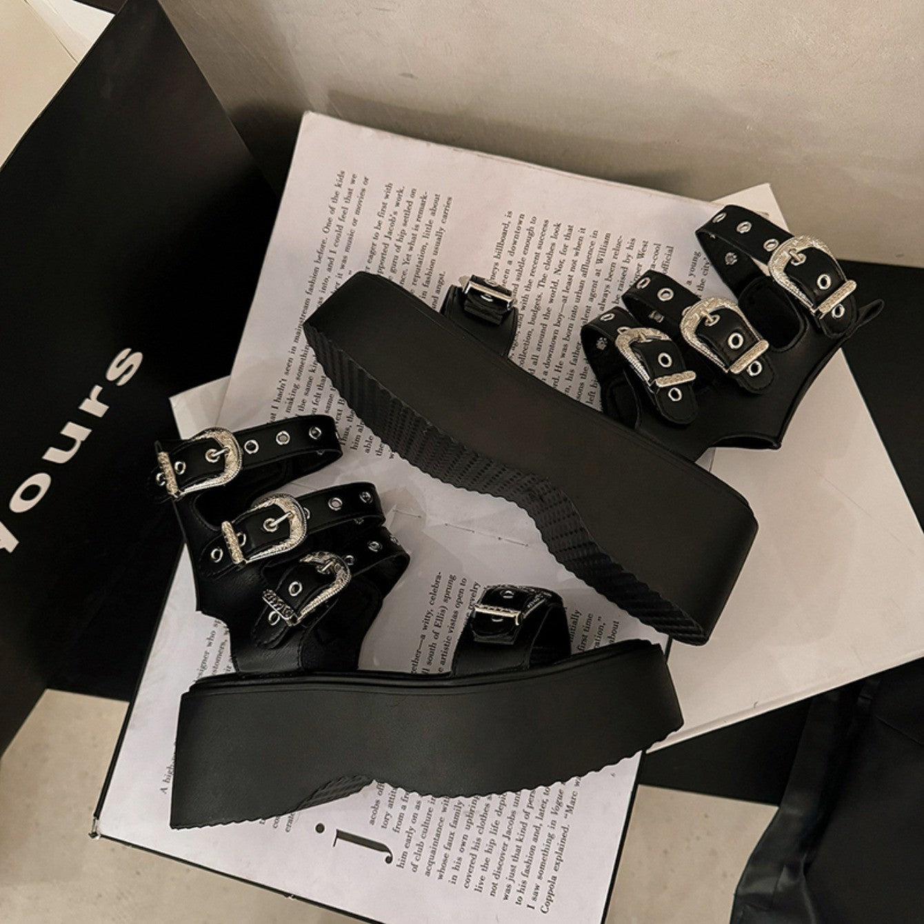 Sandálias Romanas Femininas de Fundo Grosso com Fivela de Cinto de Verão 2025 Decoração de Metal da Moda