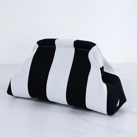 Nova Bolsa de Praia de Verão Clutch Feminina em Crochê de Cor Contrastante Bolsa de Mão de Tricô Clutch Feminina Fofa Tipo Bolinho Nuvem Casual com Blocos de Cores