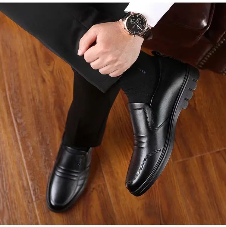 Men's leather shoes new black Soft bottom anti slip and breath shoes men's Business dress casual Zapatos luxury light flat