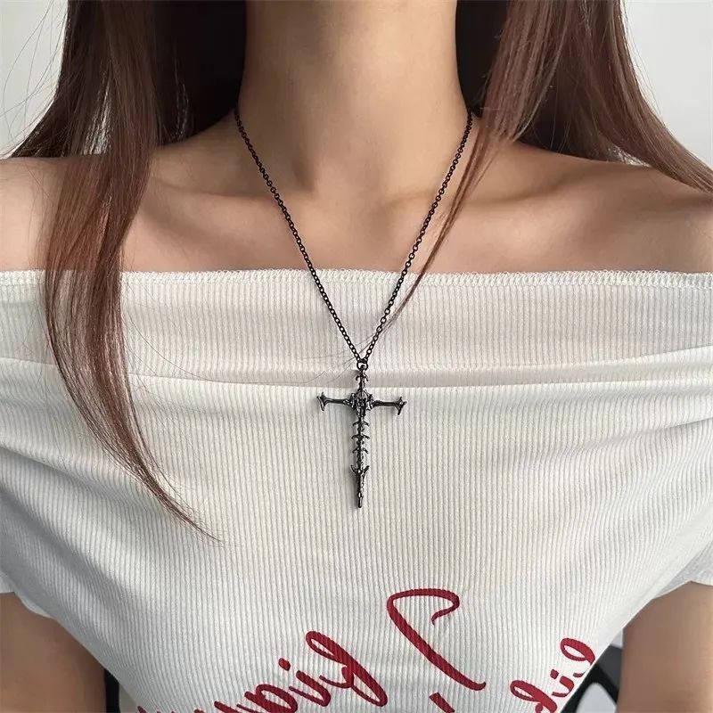 Colar com Pingente de Cruz de Crânio Hip Hop Retrô para Homens e Mulheres Colares com Pingente de Cruz de Osso Estilo Gótico Clássico Escuro