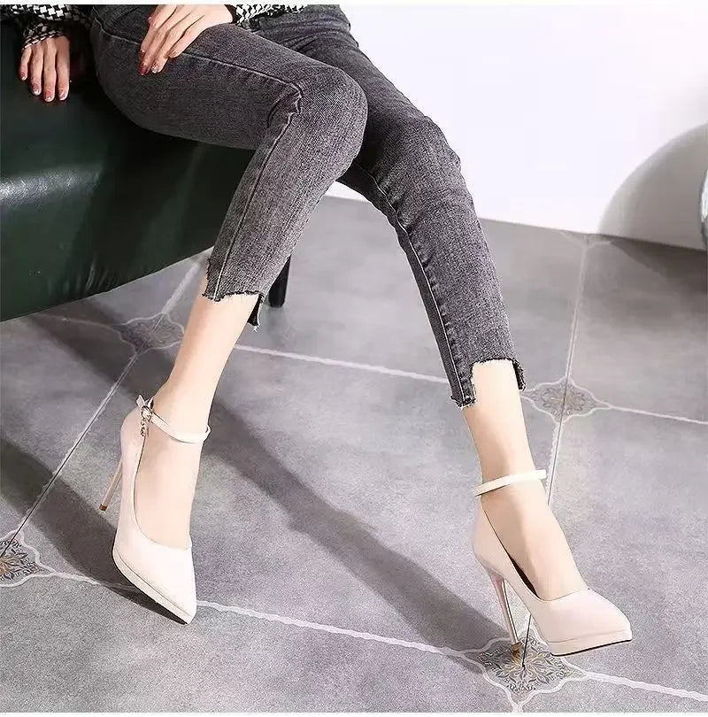 Sapatos femininos com salto agulha super alto de 11cm, corrente de pérolas, tira no tornozelo, bico fino, tamanho grande, sapatos de escritório de couro