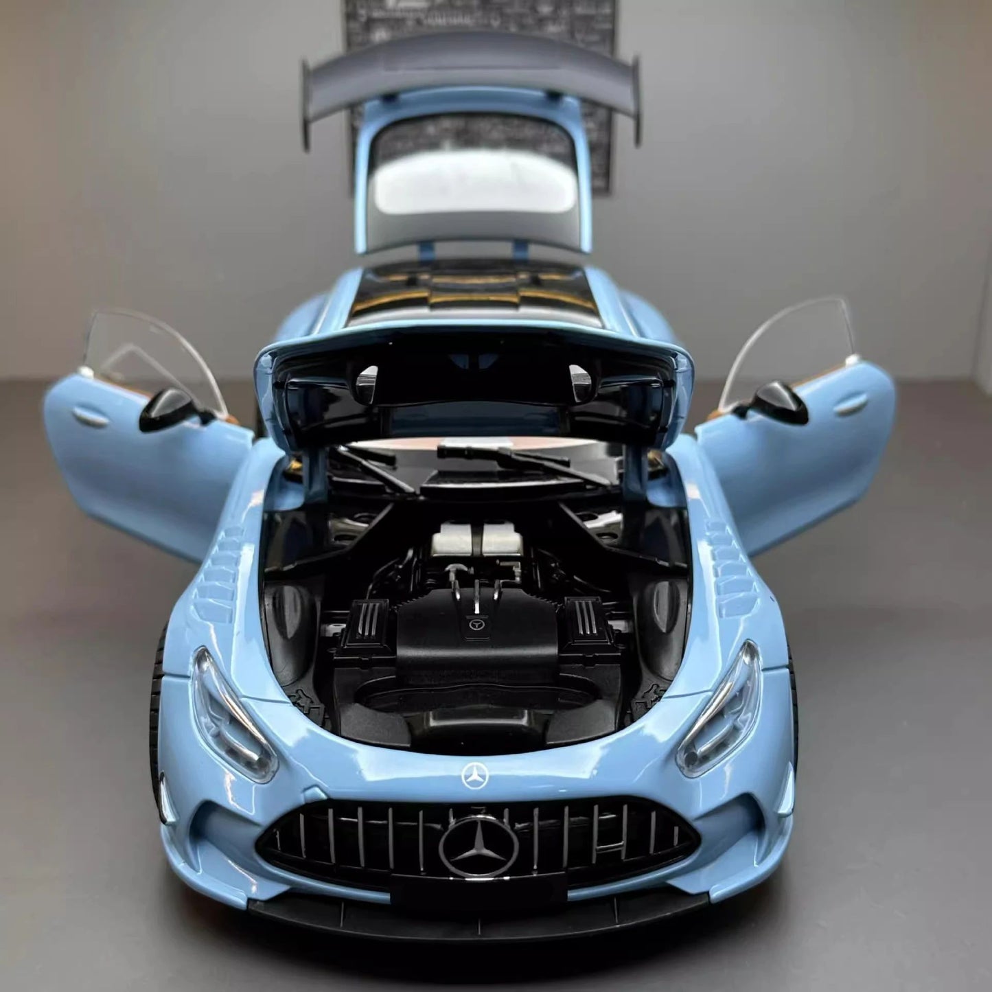 Grande 1:18 Mercedes Benz GTR Miniatura de Carro de Liga Leve Coleção Simulação Diecast Som e Luz Veículo Brinquedos Carro Para Presentes Infantis
