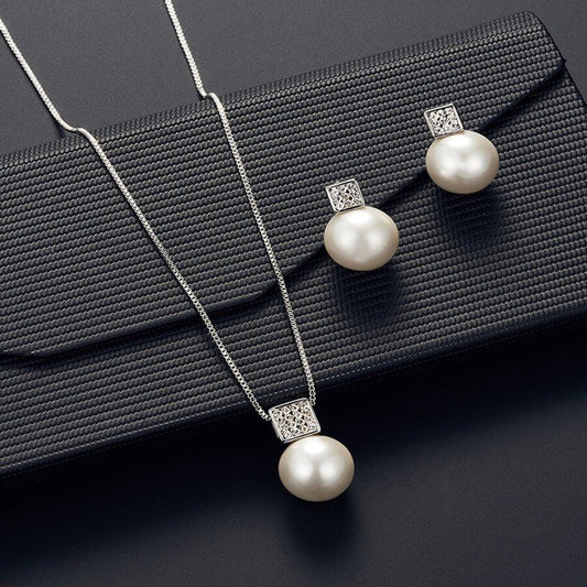 Conjunto de Joias Feminino 2 Peças Colar de Imitação de Pérola com Pingente e Brincos Cor Prata Corrente Cobra Metal Quadrado Cravejado de Cristais