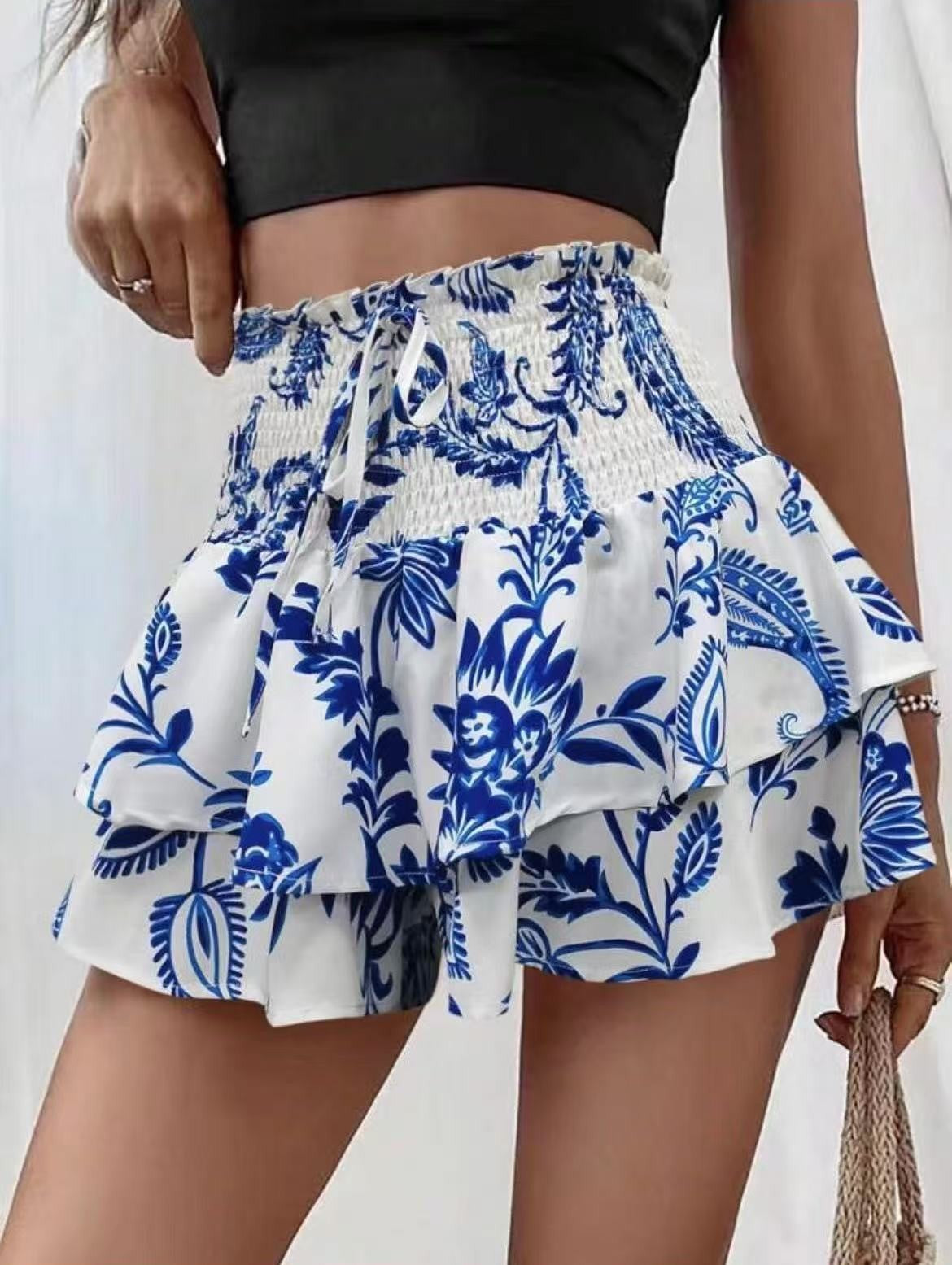 Spring and summer new small floral fashion women's shorts with a drape effect, versatile casual skirt pants.