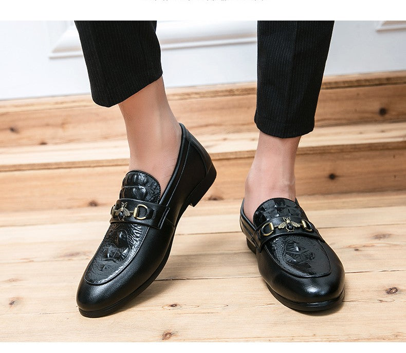 Pointed casual leather shoes for men Korean trend British style loafers small bee leather business dress slip-on feet