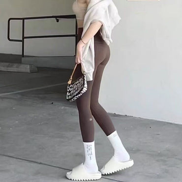 A pair of new alo sports yoga fitness pants for spring and summer, which can be matched with various styles of leggings