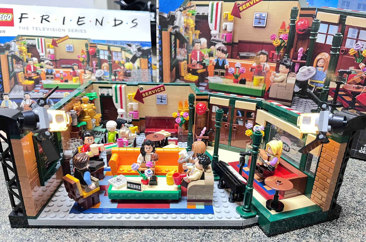 Blocos de Montar LEGO Friends Ideas Central Perk 7 Minifiguras Novas de Setembro de 2019 Brinquedo Presente de Aniversário Natal 21319 1070 Peças