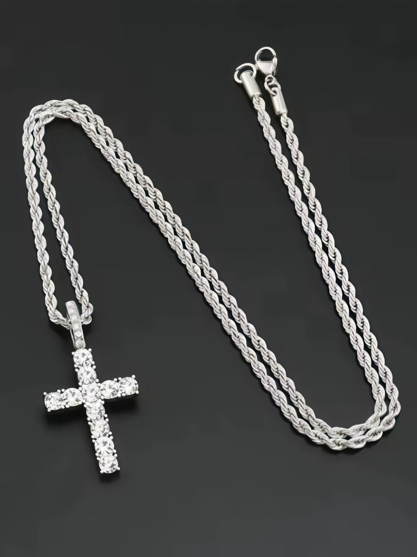 Colar Com Pingente De Cruz De Zircônia E Cristais Banhado A Prata E Corrente Torcida Para Homens E Mulheres? Com um presente grátis