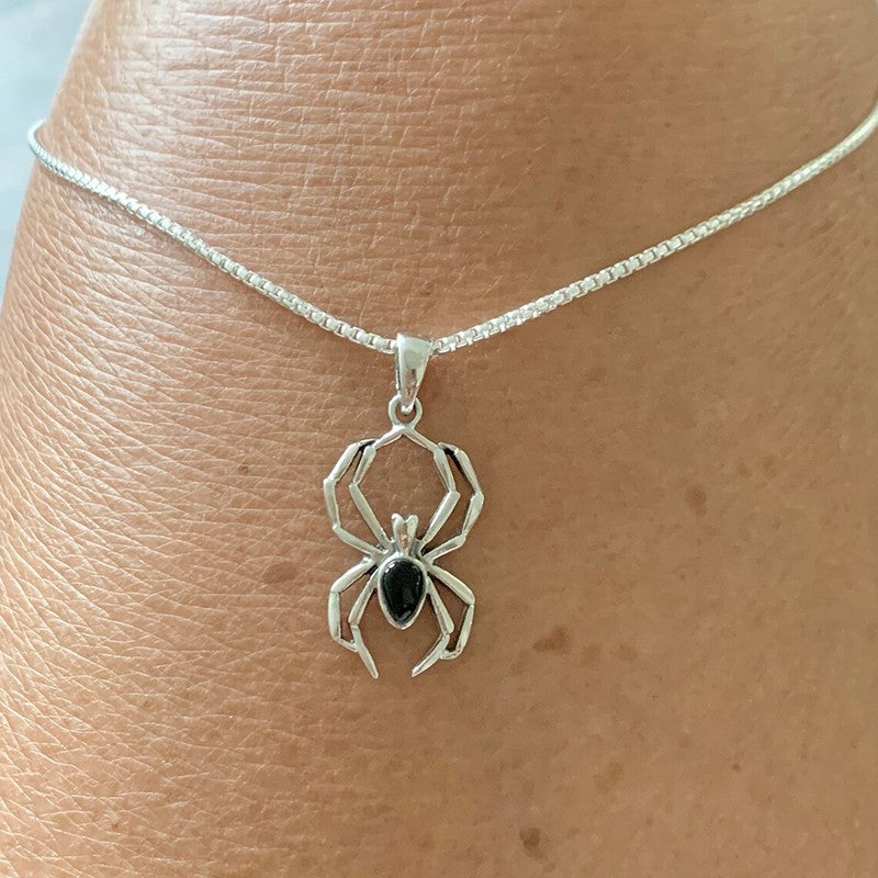 Colar com Pingente de Animal Aranha Fofa Huitan para Meninas Corrente Prateada Colar Estilo Y2K Acessórios de Pescoço Femininos Joias da Moda