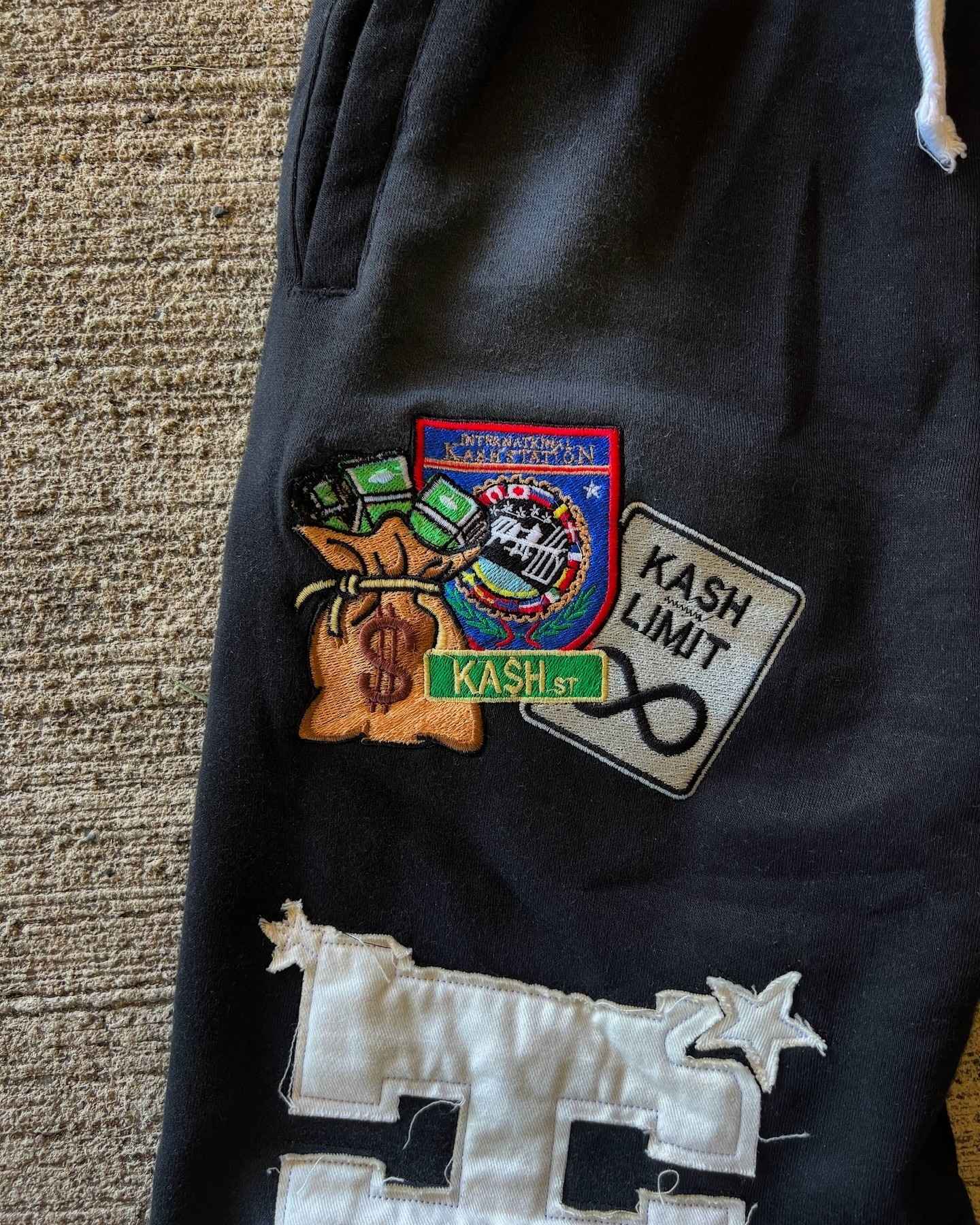 Calça de Moletom Y2K Masculina Feminina Gótica Hip Hop Americana com Patch de Letras Y2K Dupla Camada Larga Elástica na Cintura Calça Jogger Casual