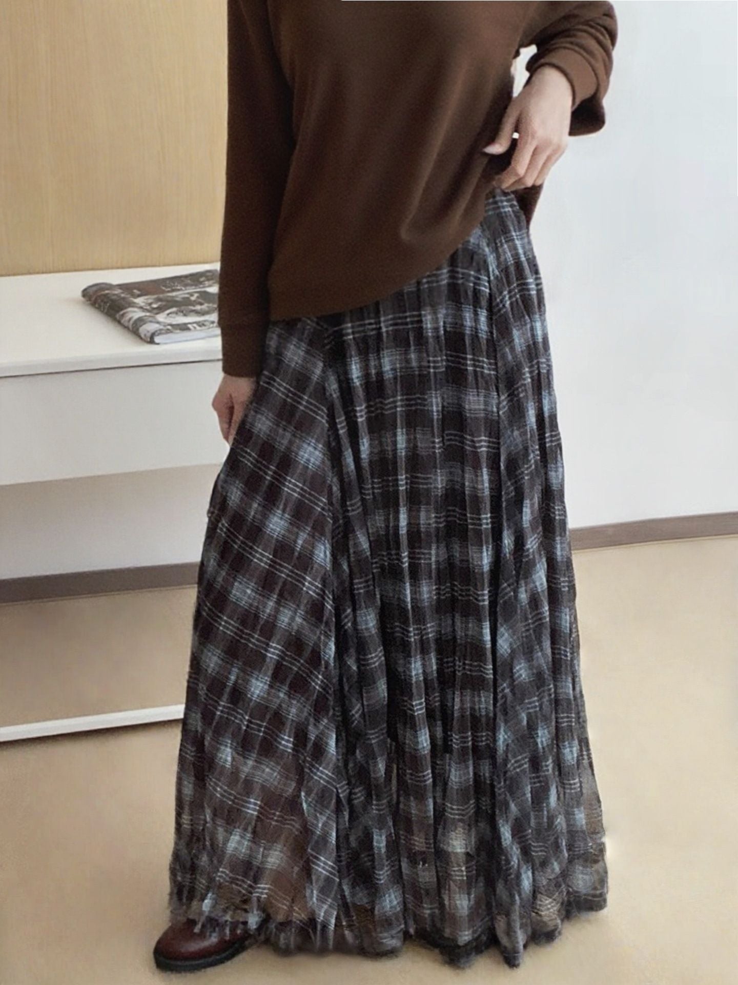 Mesh splicing color blocking plaid midi skirt for women in autumn 2025, new high waisted drape pleated loose umbrella skirt