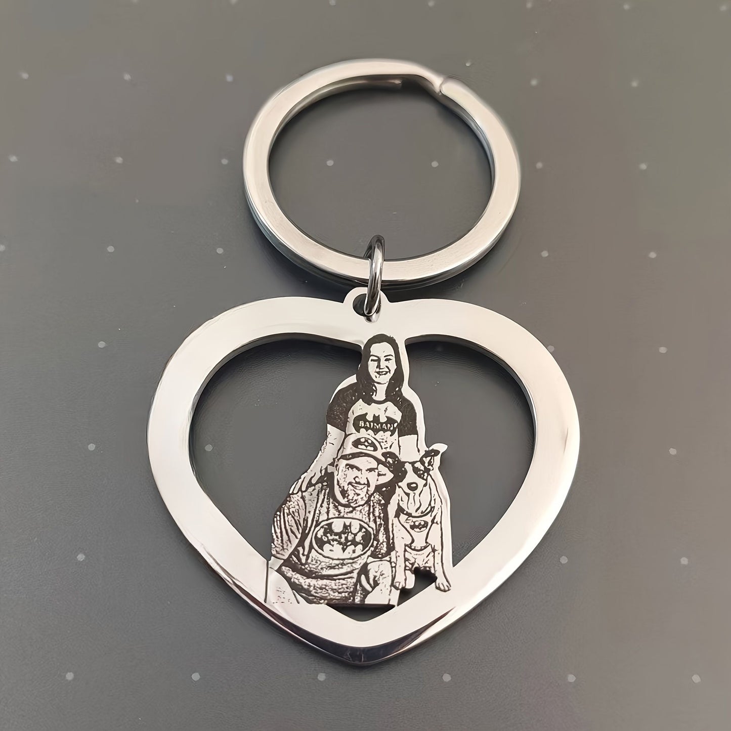 ?Customized Product?Personalized Stainless Steel Heart-Shaped Keychain - Customizable with family and couple photos, text, and date - Valentine's Day/Christmas gift - A memorable keepsake gift for family, couples, and pets