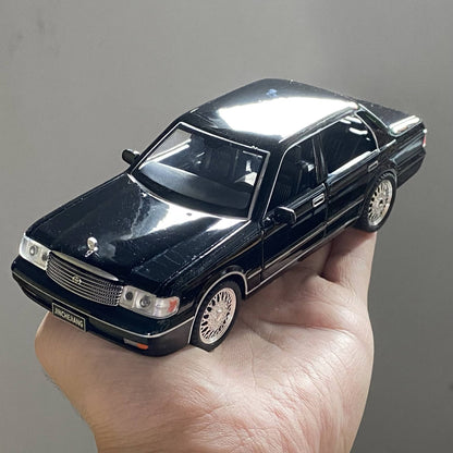 1:32 Toyota Crown Royal Clássico Veículo Liga Fundida Carro de Brinquedo Infantil Modelo Miniatura Coleção Hobbies de Férias