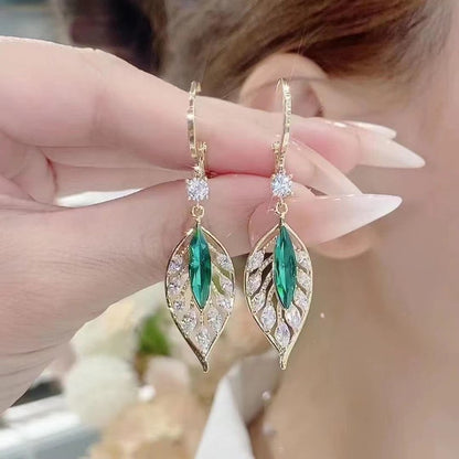 Brincos de Folhas Douradas com Cristal Verde para Mulheres Acessórios Diários de Individualidade Presentes de Joias para o Dia dos Namorados Aniversário