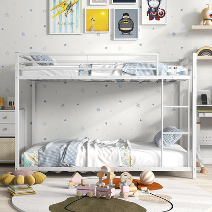 Beliche de metal branco com duas camas de solteiro, estrutura de cama resistente com grade de segurança e escada, beliche baixa para meninos
