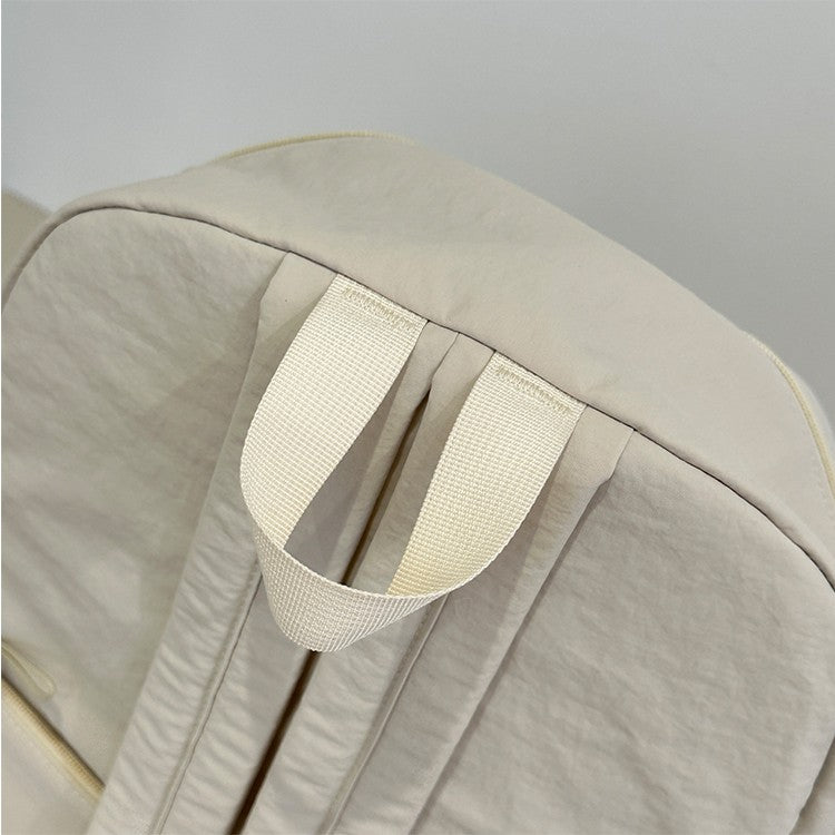 Backpack, large capacity, adjustable shoulder straps, suitable for school, campus travel, and work, with a secure zipper closure