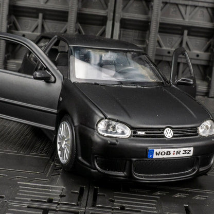 Maisto 1:24 Volkswagen Golf R32 modelo de carro em liga de metal, enfeites de coleção, brinquedos estáticos adequados para presentes de namorado.