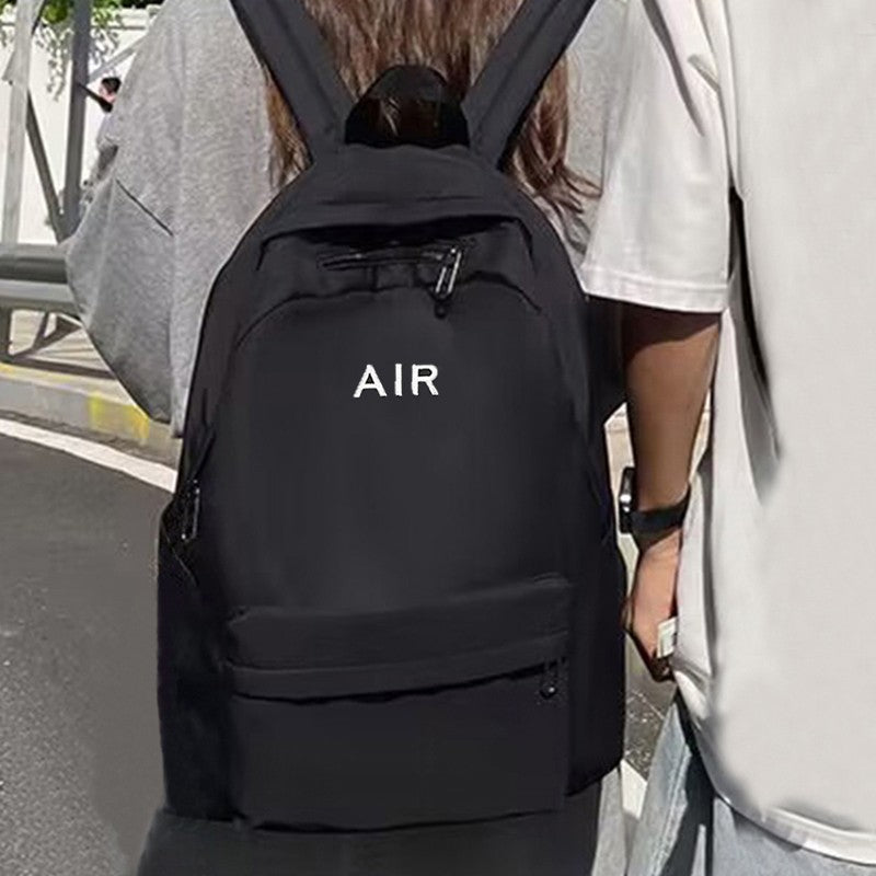 Mochila unissex de estilo neutro, adequada para viagens e uso escolar. Com estampa de letras.