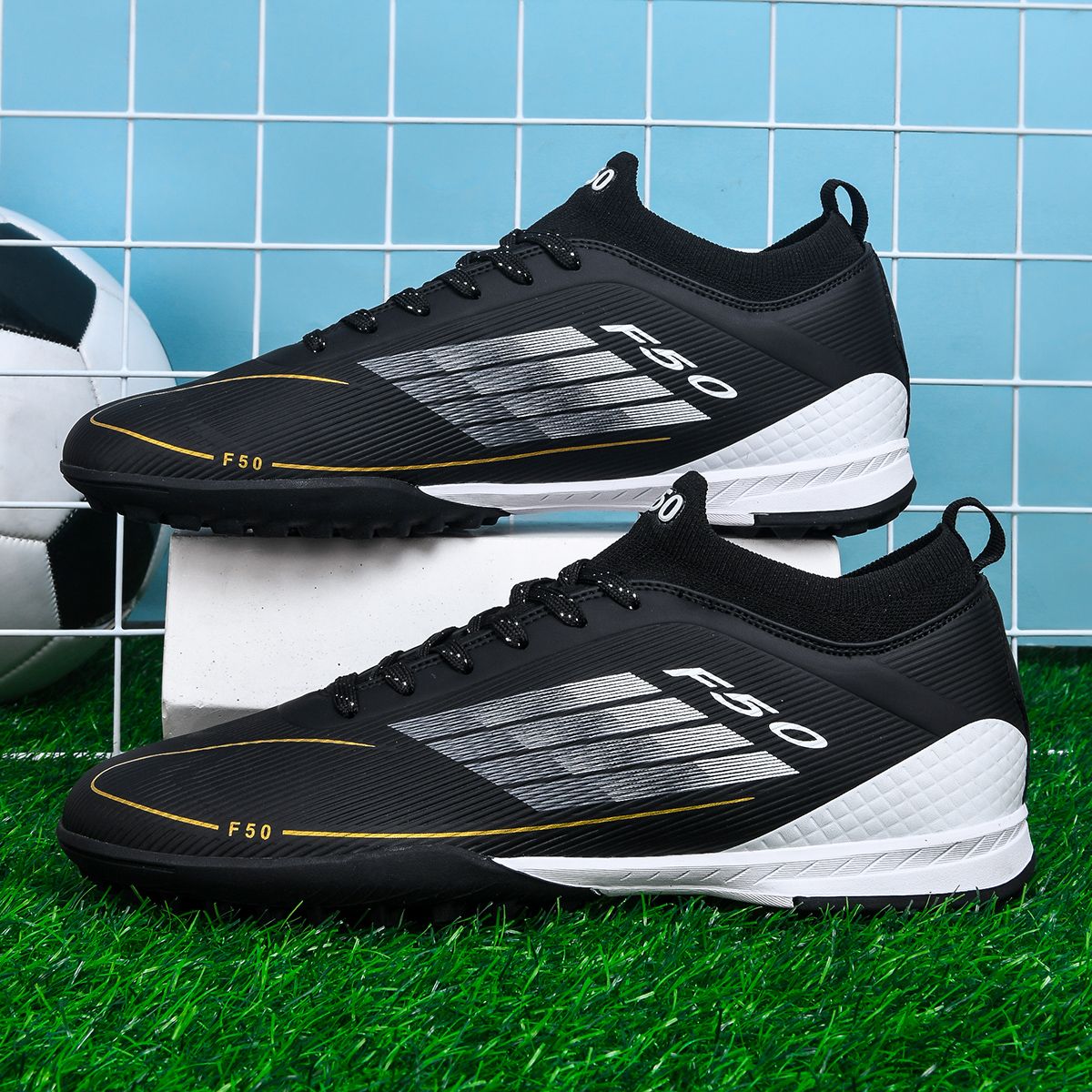 Men Professional Soccer Shoes Society Cleats Outdoor Football Shoes Society Cleats Grass Training Football Field Boots Sneaker