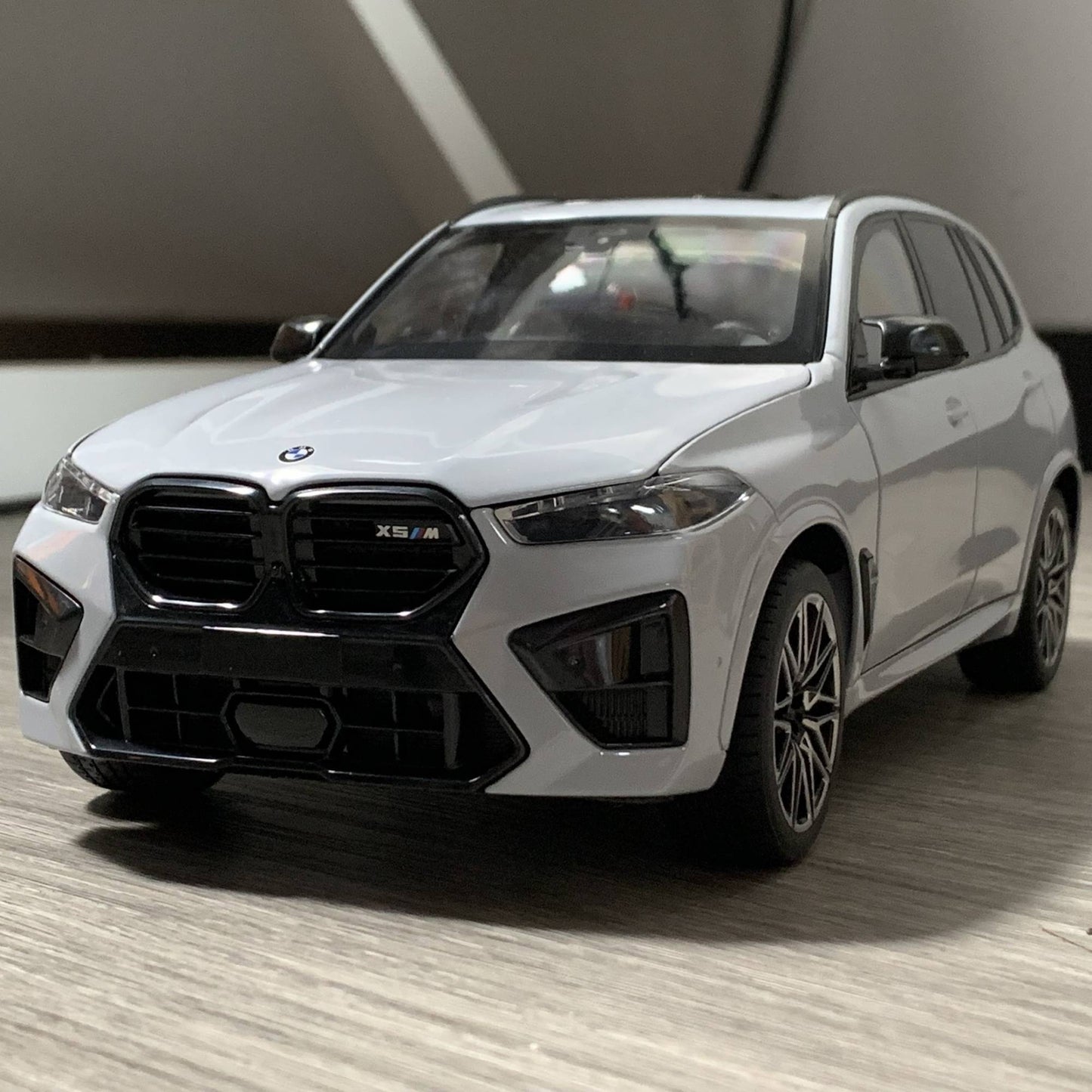 1:18 2025 BMW X5 M Competition LCI SUV Carro Miniatura de Metal Fundido Modelo para Exibição de Mesa Decoração de Veículo em Miniatura Presente