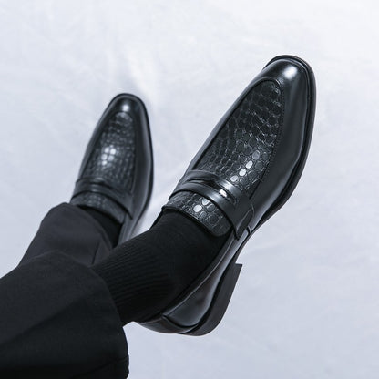 Fashion Brand Men's Retro Comfortable Carved Pointed Leather Shoes Autumn Men's New Breathable and Non Slip Outdoor Loafers