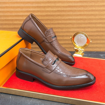 Fashion Brand Men's Retro Comfortable Carved Pointed Leather Shoes Autumn Men's New Breathable and Non Slip Outdoor Loafers