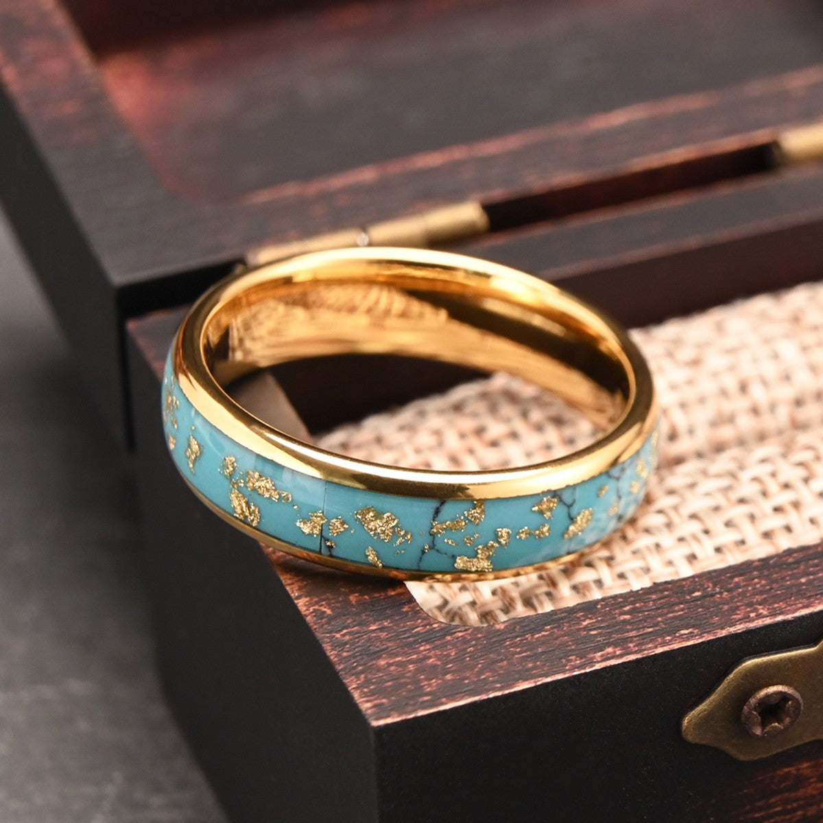 Anel de Tungstênio com Inlay de Turquesa e Folha Dourada Quebrada 6MM Aliança Banhada a Ouro para Homem Mulher Joia Design de Luxo Presentes
