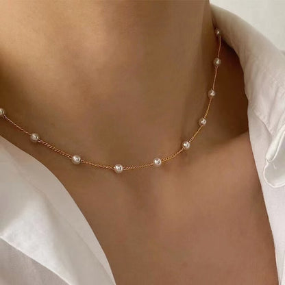 Um colar gargantilha gótico dourado feminino com pingente de pérolas e renda - acessório de joia para meninas