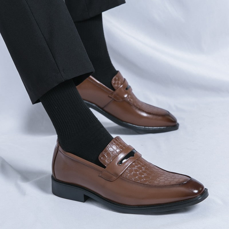 Fashion Brand Men's Retro Comfortable Carved Pointed Leather Shoes Autumn Men's New Breathable and Non Slip Outdoor Loafers