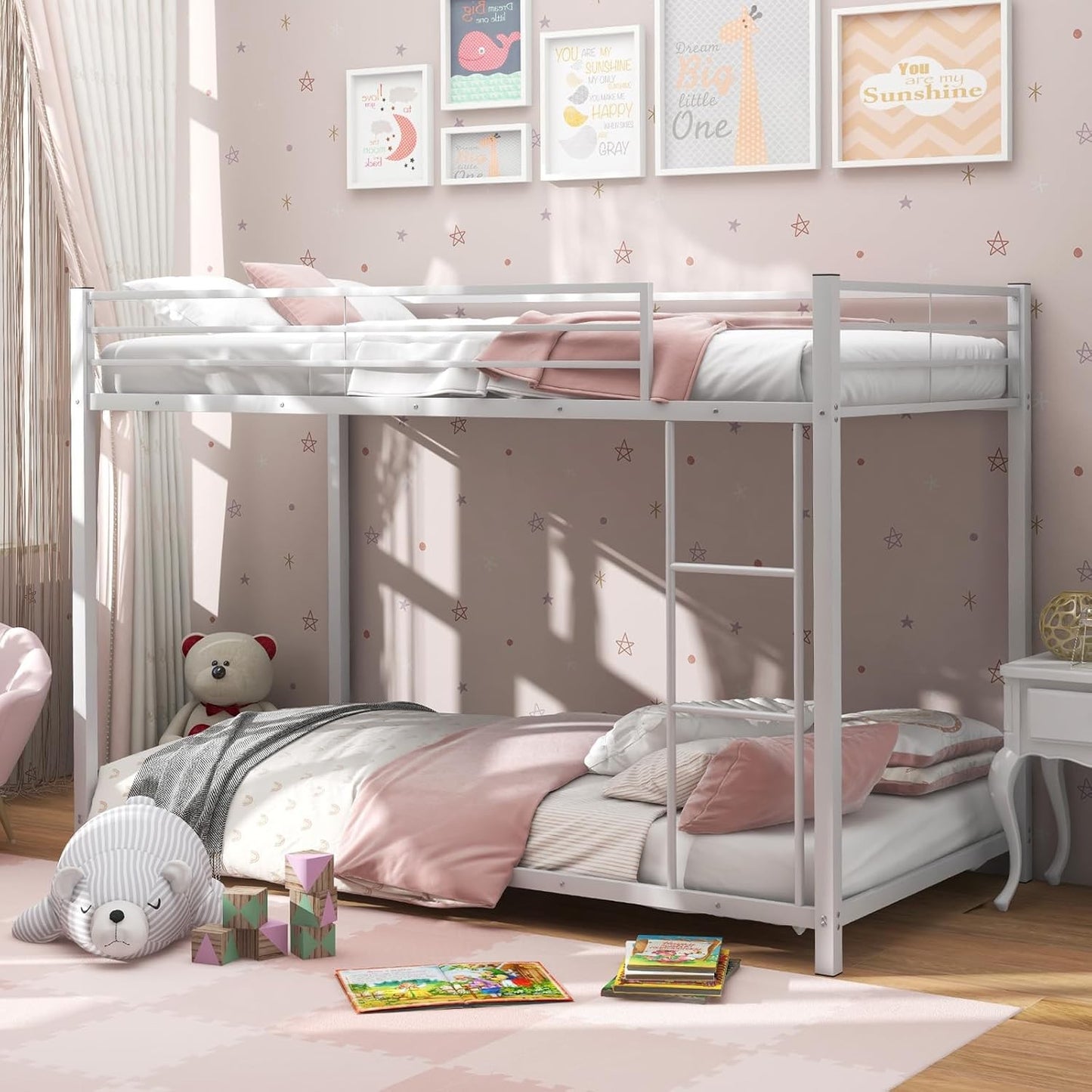 Beliche de metal branco com duas camas de solteiro, estrutura de cama resistente com grade de segurança e escada, beliche baixa para meninos
