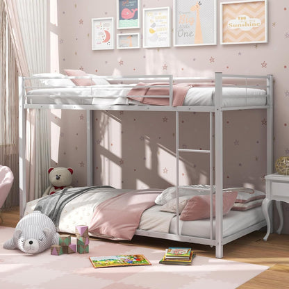 Beliche de metal branco com duas camas de solteiro, estrutura de cama resistente com grade de segurança e escada, beliche baixa para meninos