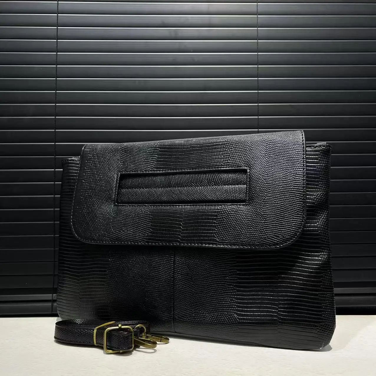 Ladies' fashionable retro snake patterned handbag with high capacity and detachable shoulder strap, single shoulder bag