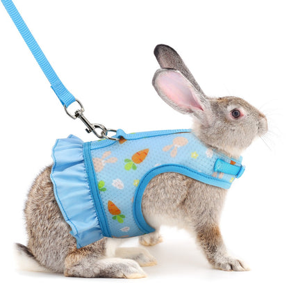 Um conjunto de arnês de peito universal para coelhos de estimação com estampa fofa de rabanete e coleira de tração para uso externo