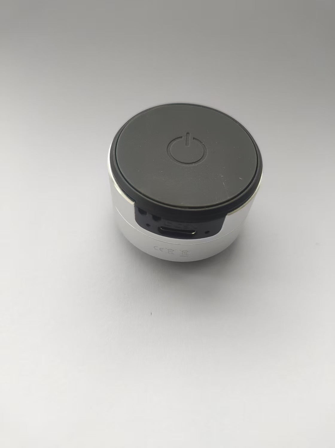 O Fone de Condução Óssea Está Chegando. O Som É Produzido Através de Diferentes Meios. Pequeno Mas com Grande Volume.