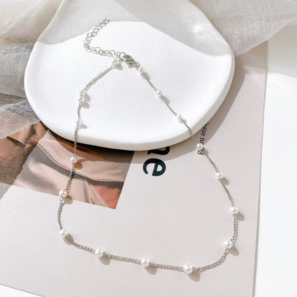 Um colar gargantilha gótico dourado feminino com pingente de pérolas e renda - acessório de joia para meninas