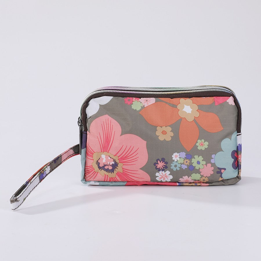 The fashionable lady's clutch and mobile phone bag are rich in floral patterns and elements, and the fabric is soft
