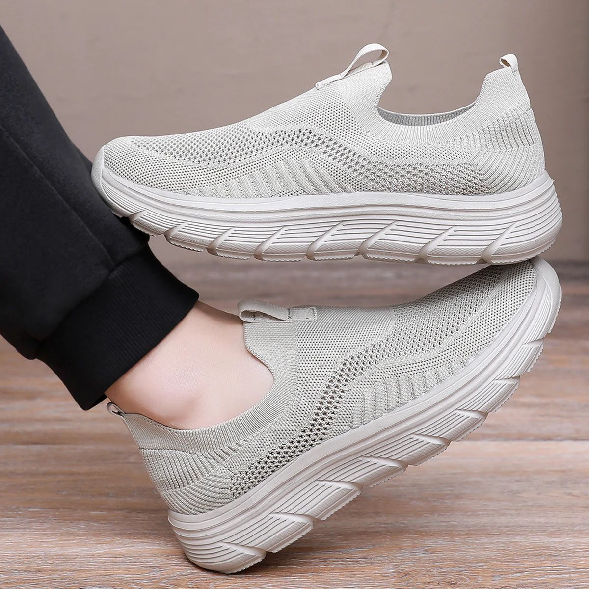Sapatilhas masculinas leves e respiráveis para corrida e uso casual, com design slip-on, estilo tênis e conforto para treinos de academia.