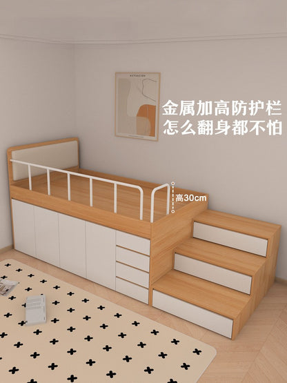Cama de tatame infantil com baú, armário e estrado alto para quarto pequeno
