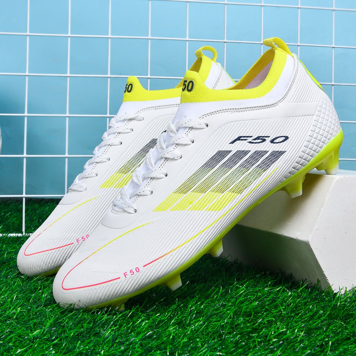 Men Professional Soccer Shoes Society Cleats Outdoor Football Shoes Society Cleats Grass Training Football Field Boots Sneaker